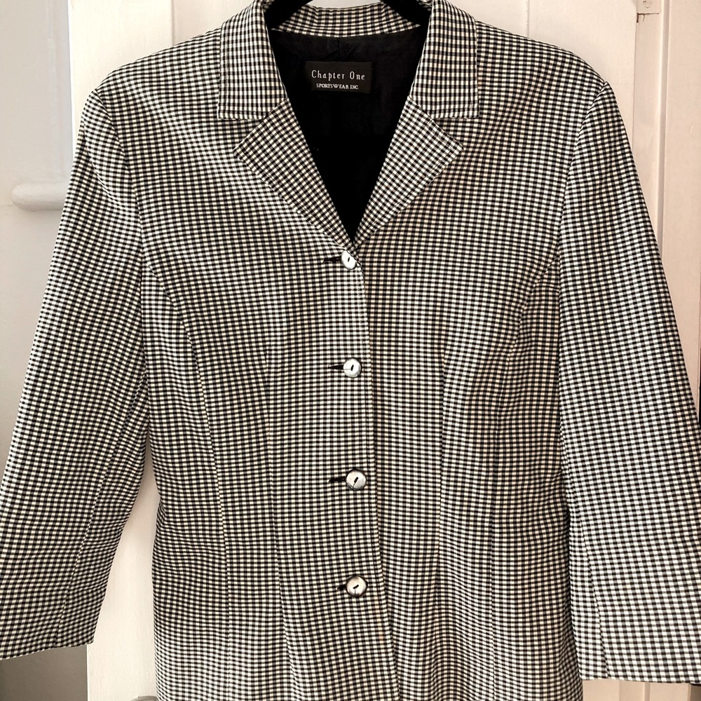 Checkered Blazer cropped sleeve. Size Small.